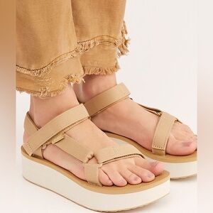Teva Flatform in Lark. Size 7.